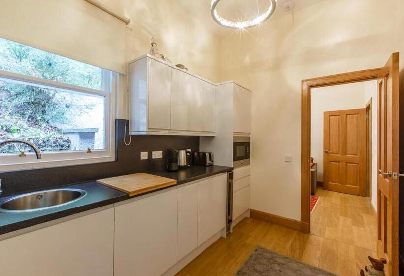 شقة غرفة واحدة, St Andrews House