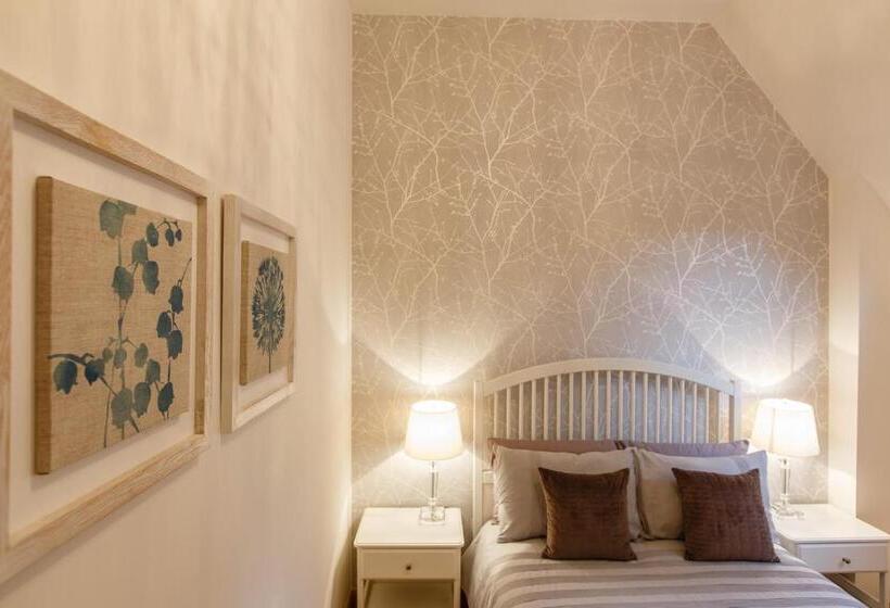 شقة غرفة واحدة, St Andrews House