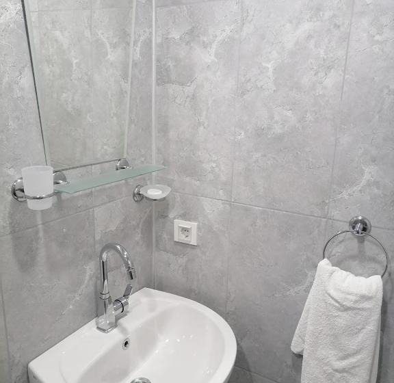 Quarto Estandar, Paradise House