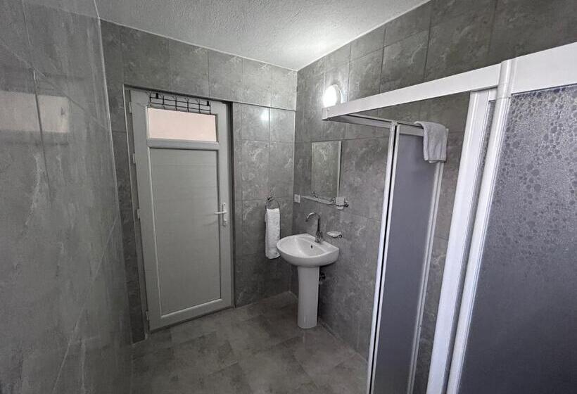 Quarto Triplo Estandar, Paradise House