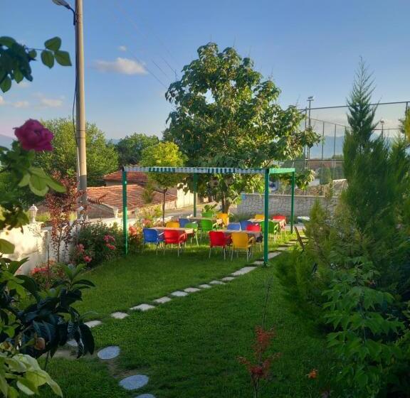 Quarto Triplo Estandar, Paradise House