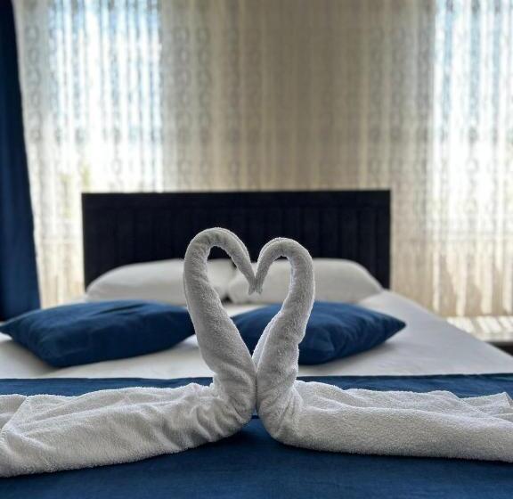Quarto Familiar, Paradise House