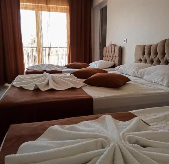 Quarto Quádruplo Estandar, Paradise House