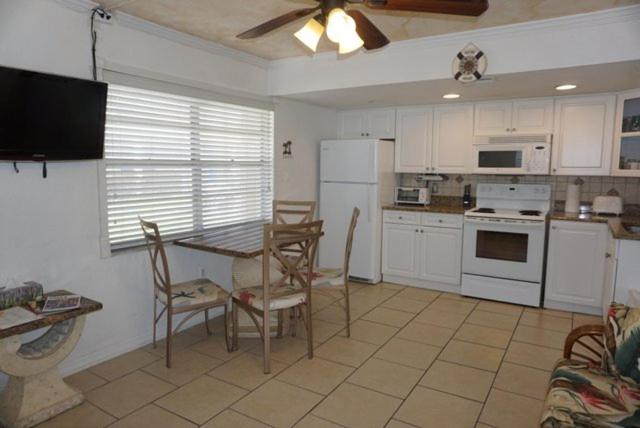 شقة غرفة واحدة, The Monterey Beach Resort