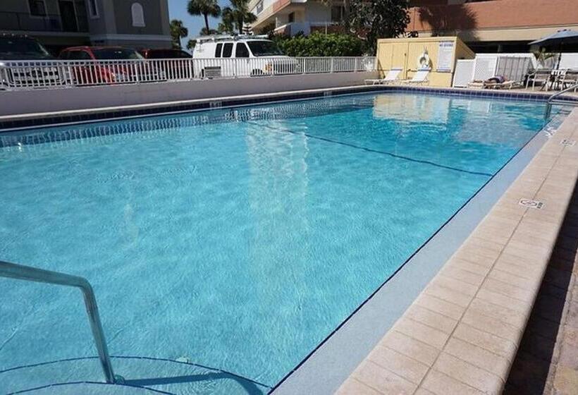 شقة غرفة واحدة, The Monterey Beach Resort