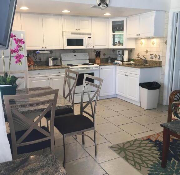 شقة غرفة واحدة, The Monterey Beach Resort