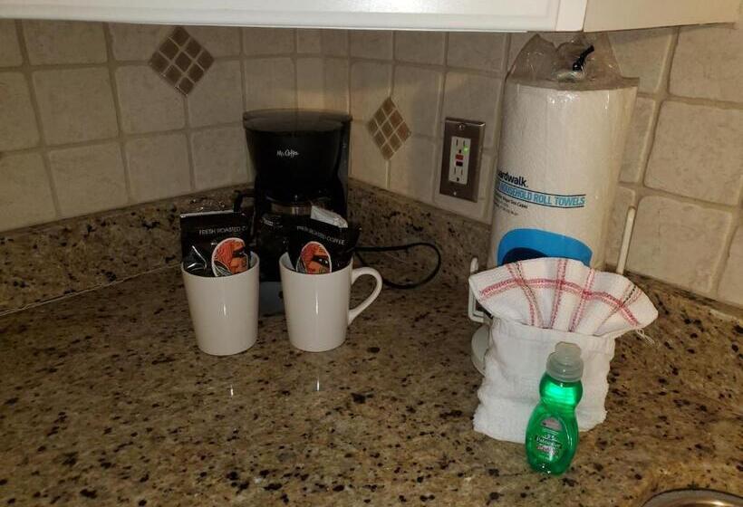 شقة غرفة واحدة, The Monterey Beach Resort