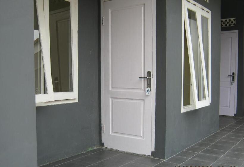 デラックスルーム, Aqilakost N Cafe Gadog Puncak