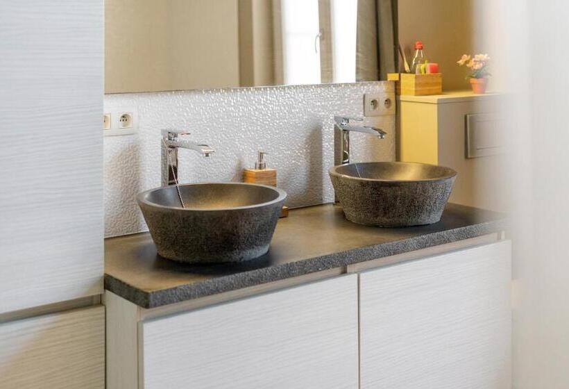 חדר דחוקס עם מיטת קינג, Spacious Guest Suites Near Historic Market   5 Min Walk