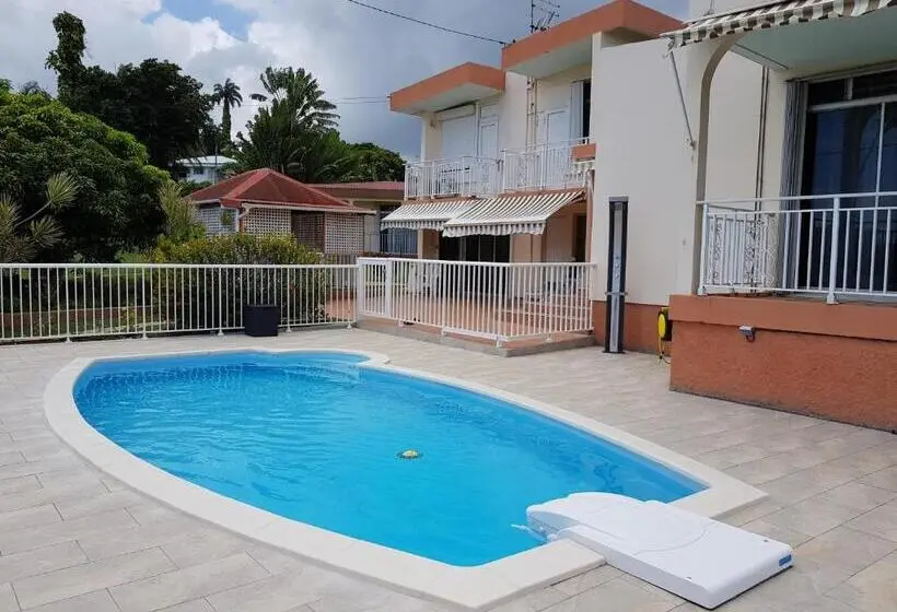 استودیو استاندارد با چشم‌انداز استخر, La Maison Aux Orchidées