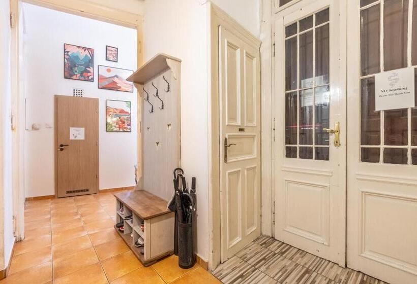 اتاق استاندارد با سرویس بهداشتی مشترک, Gellerico Rooms At Rákóczi Square