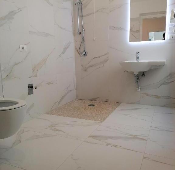 דירת חדר בקומת קרקע, La Villetta