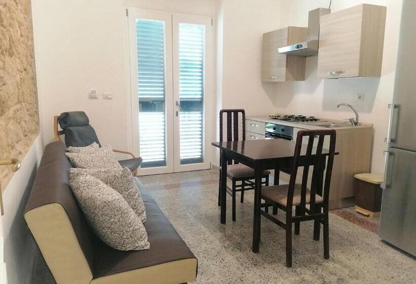 דירת חדר בקומת קרקע, La Villetta