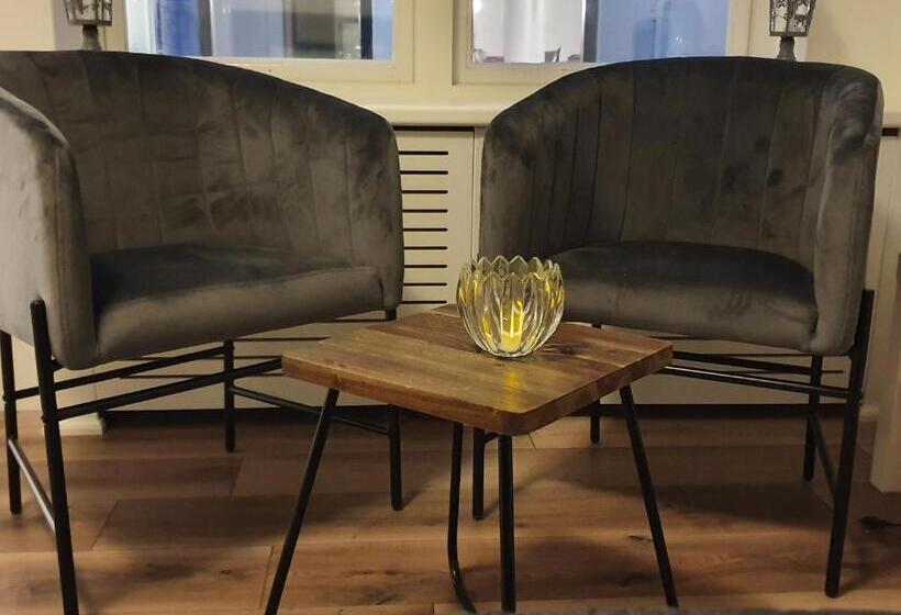 标准间, Studio Adanni