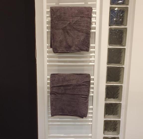 标准间, Studio Adanni