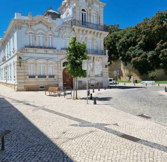 اتاق لوکس, The Portuguese Element