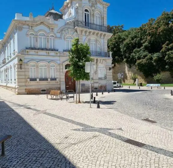 اتاق لوکس, The Portuguese Element