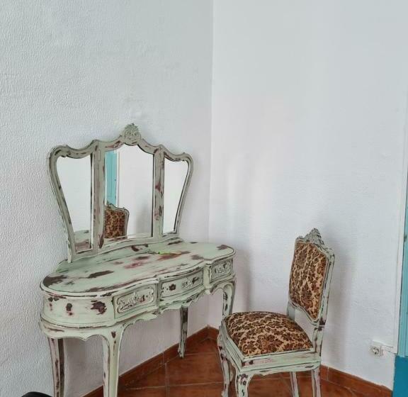 اتاق راحتی سه تخته, The Portuguese Element