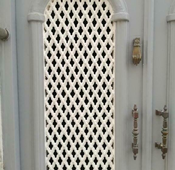 استودیوی سوپریور, The Portuguese Element