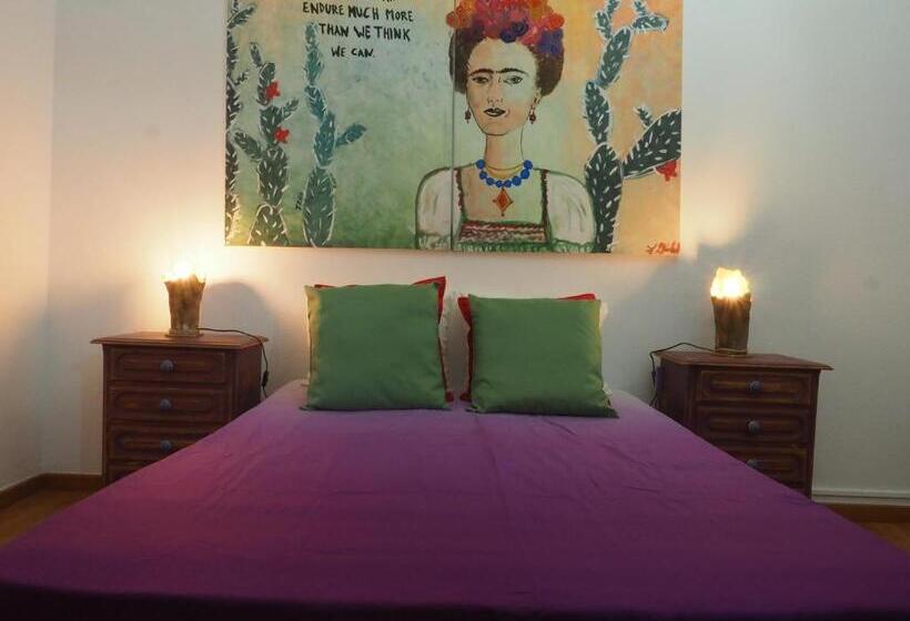 اتاق استاندارد با سرویس بهداشتی مشترک, The Portuguese Element