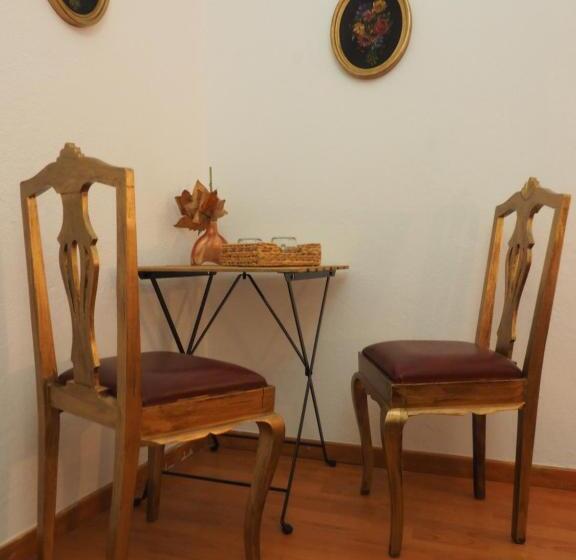 اتاق استاندارد با سرویس بهداشتی مشترک, The Portuguese Element