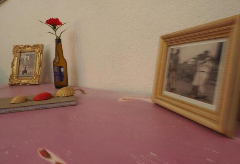 اتاق استاندارد با سرویس بهداشتی مشترک, The Portuguese Element