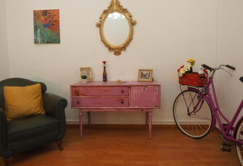 اتاق استاندارد با سرویس بهداشتی مشترک, The Portuguese Element