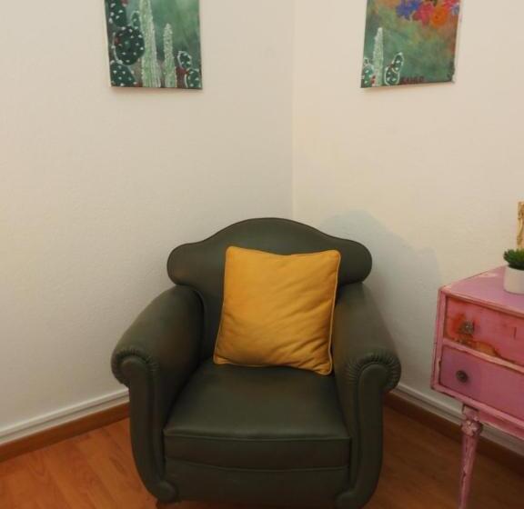 اتاق استاندارد با سرویس بهداشتی مشترک, The Portuguese Element