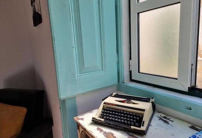 اتاق لوکس, The Portuguese Element