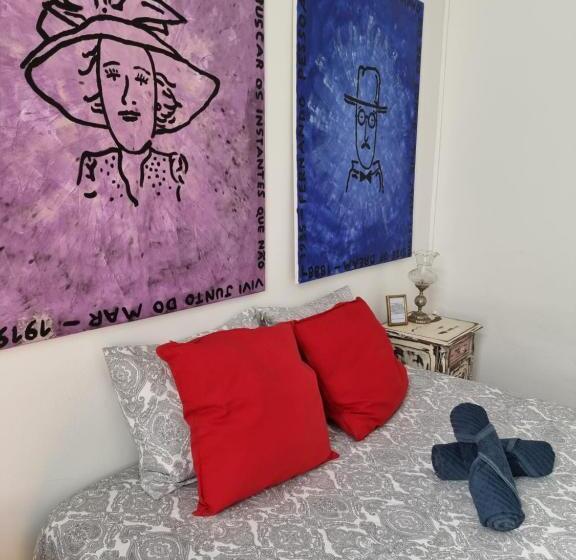 اتاق لوکس, The Portuguese Element