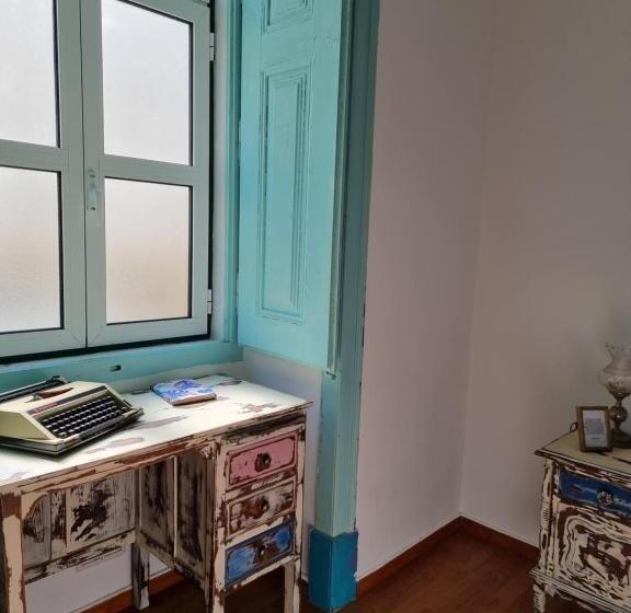 اتاق لوکس, The Portuguese Element