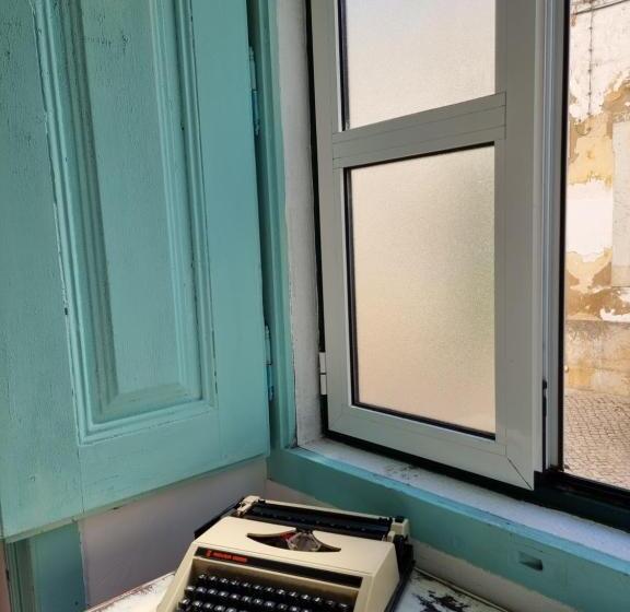 اتاق لوکس, The Portuguese Element