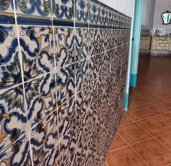 اتاق لوکس, The Portuguese Element