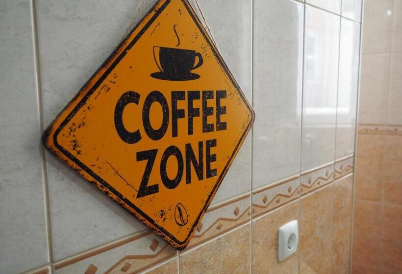 اتاق لوکس, The Portuguese Element