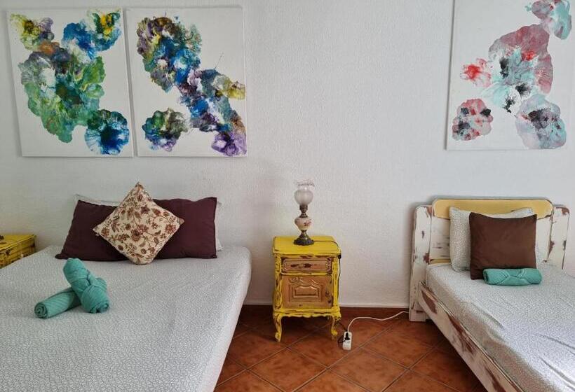 اتاق راحتی سه تخته, The Portuguese Element