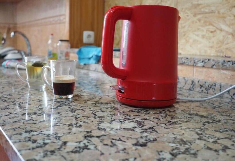 اتاق راحتی سه تخته, The Portuguese Element