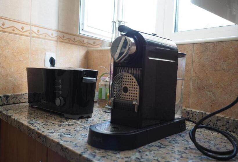 اتاق راحتی سه تخته, The Portuguese Element