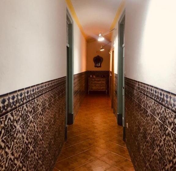 اتاق راحتی سه تخته, The Portuguese Element