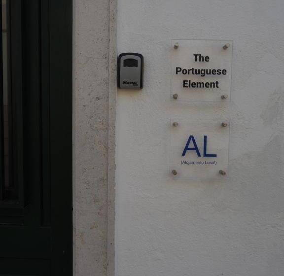 اتاق راحتی سه تخته, The Portuguese Element