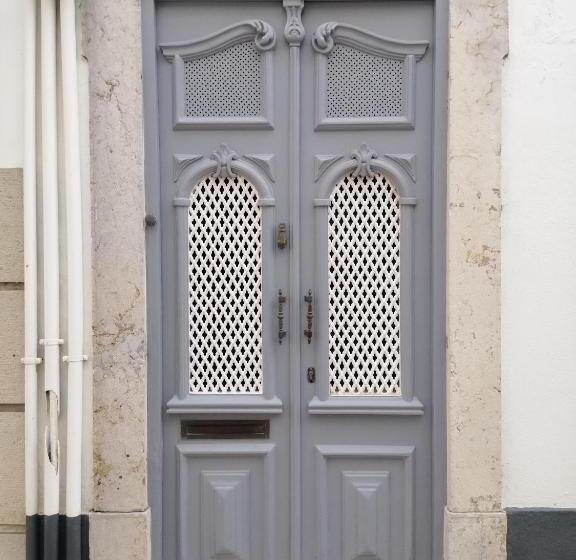 استودیوی سوپریور, The Portuguese Element