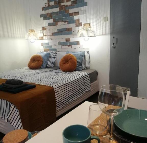 استودیوی سوپریور, The Portuguese Element