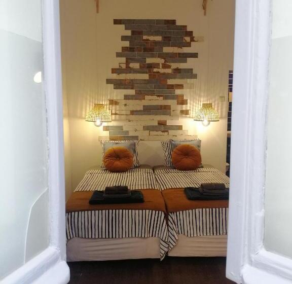 استودیوی سوپریور, The Portuguese Element