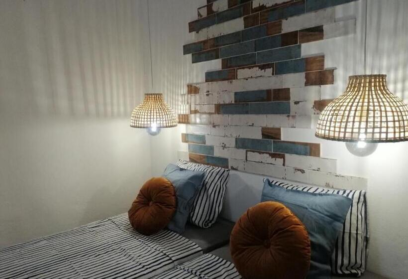 استودیوی سوپریور, The Portuguese Element