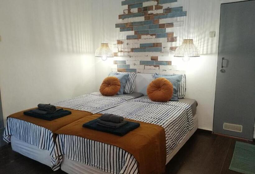 استودیوی سوپریور, The Portuguese Element