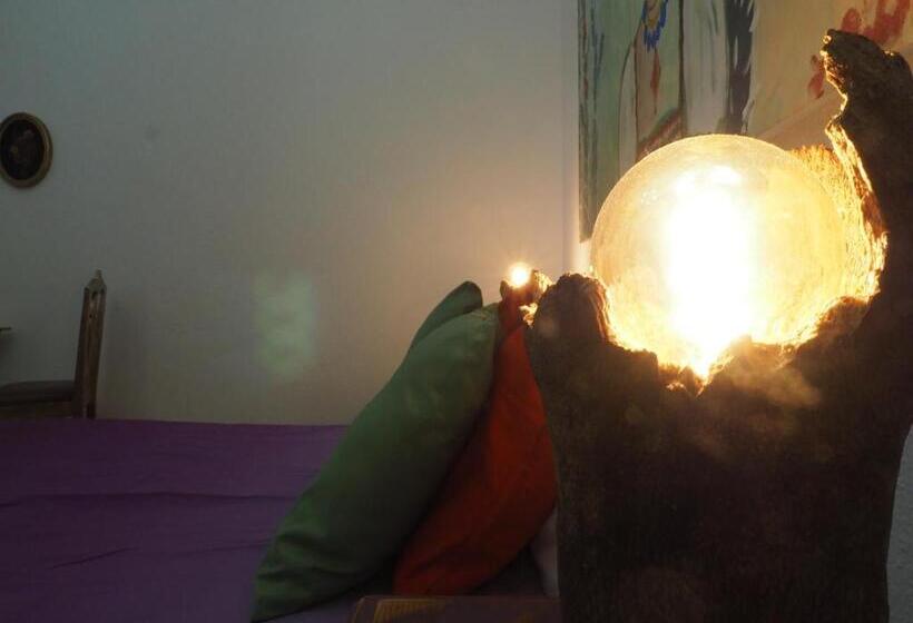 اتاق استاندارد با سرویس بهداشتی مشترک, The Portuguese Element