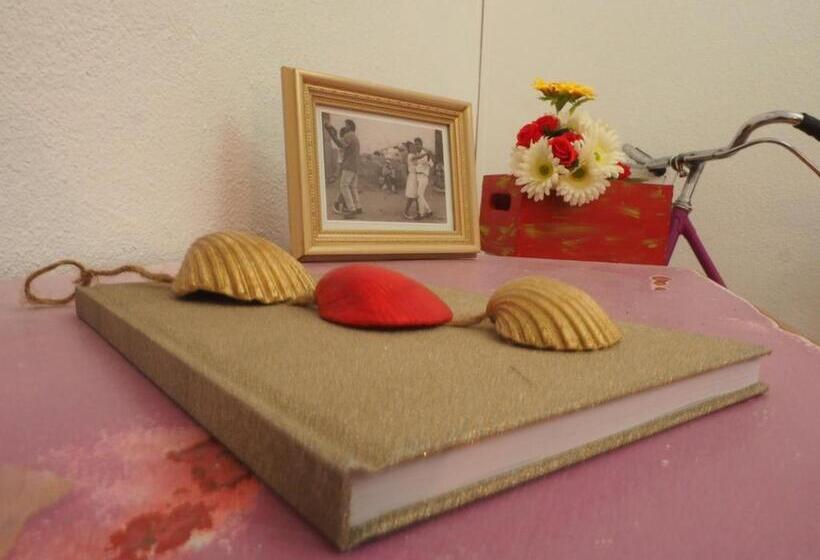 اتاق استاندارد با سرویس بهداشتی مشترک, The Portuguese Element