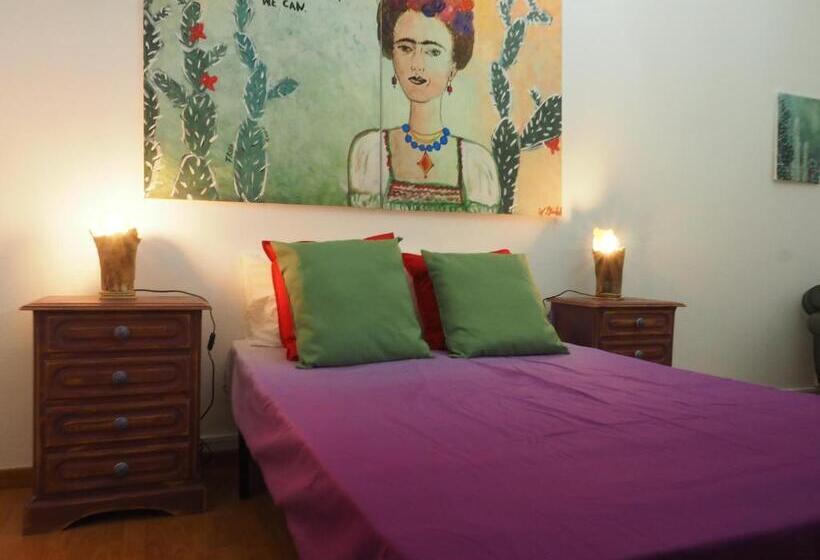 اتاق استاندارد با سرویس بهداشتی مشترک, The Portuguese Element