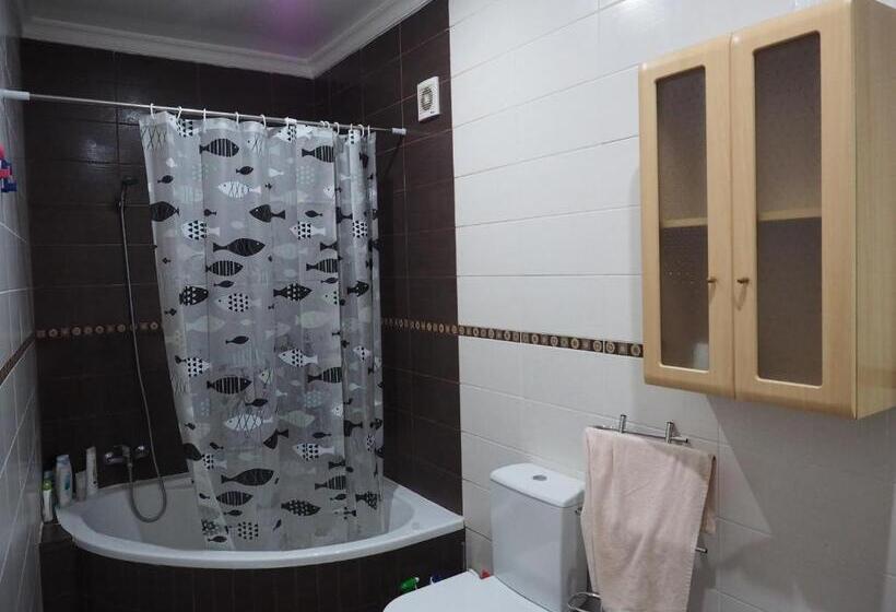 اتاق لوکس, The Portuguese Element