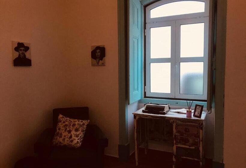 اتاق لوکس, The Portuguese Element