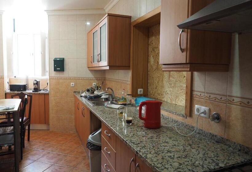 اتاق راحتی سه تخته, The Portuguese Element